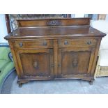 3PCE 20TH CENTURY OAK DINING ROOM SUITE ON SQUARE SUPPORTS OF PULL-OUT TABLE, SIDEBOARD & SET OF 6