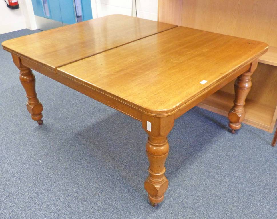 LATE 19TH CENTURY OAK WIND OUT DINING TABLE ON TURNED SUPPORTS WITH TURNED SUPPORTS