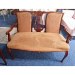 LATE 19TH CENTURY MAHOGANY PARLOUR SETTEE WITH DECORATIVE BACK & SHAPED SUPPORTS