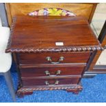 LATE 20TH CENTURY HARDWOOD 3 DRAWER BEDSIDE CHEST ON BRACKET SUPPORTS & TAPESTRY FIRE SCREEN