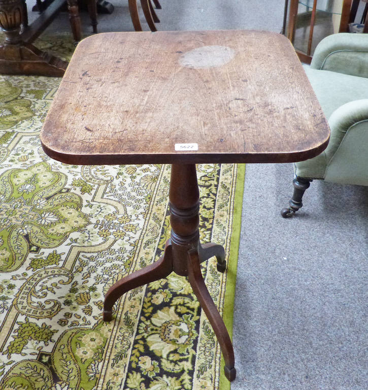 EARLY 19TH CENTURY MAHOGANY SQUARE TILT TOP TABLE ON TURNED COLUMN WITH 3 SPREADING SUPPORTS