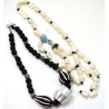 A pearl necklace, a black bead and mother-of-pearl necklace (2)