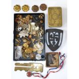 Militaria, including a Princess Mary 1914 Christmas tin, a boxed Lusitania Medal, approximately