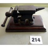 Victorian Apprentice-made cast-iron miniature model of an anvil vice