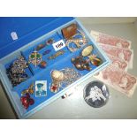 Jewellery box with contents, including 10/- shilling notes