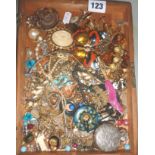 Tray of costume jewellery, including brooches etc