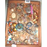 Tray of costume jewellery, including brooches etc