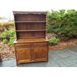 An oak dresser 186 cm x 122 cm x 48 cm