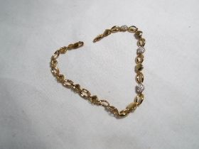 A lady's 9 carat yellow gold bracelet se
