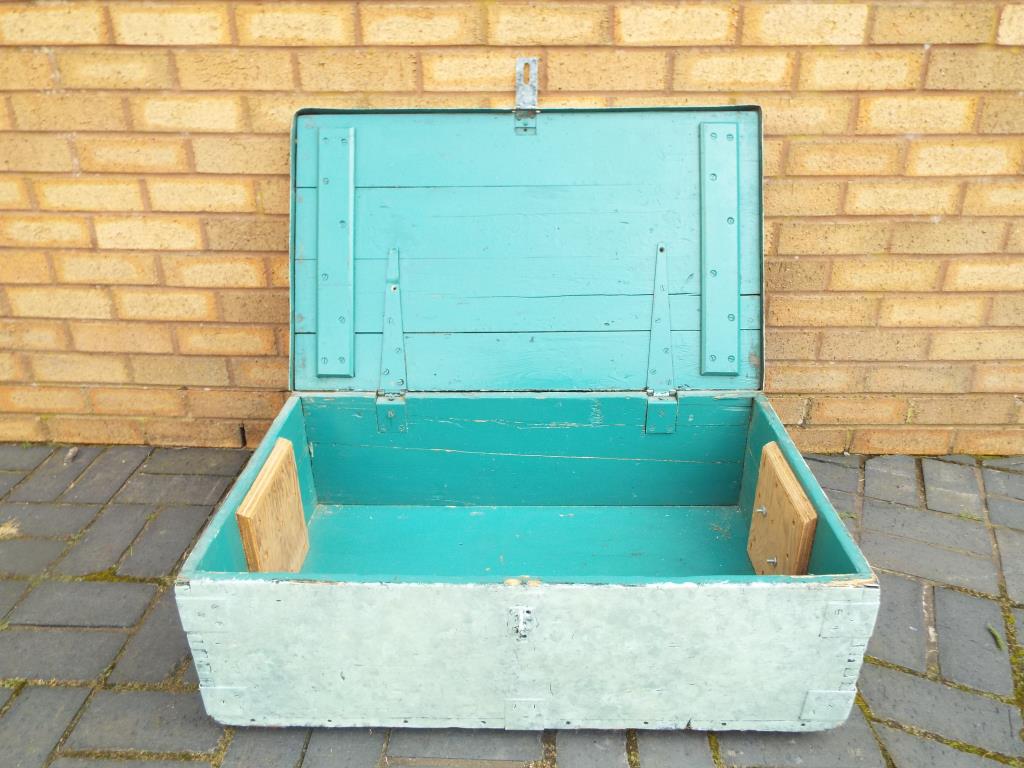 An ammunition box painted green, - Bild 2 aus 2