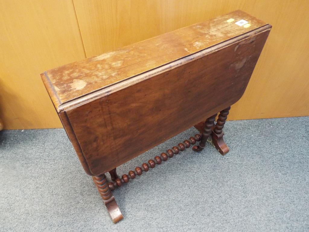 A mahogany drop-leaf table with barley twist supports 58 cm (h) x 68 cm (w) x 60 cm (d) - Bild 2 aus 2