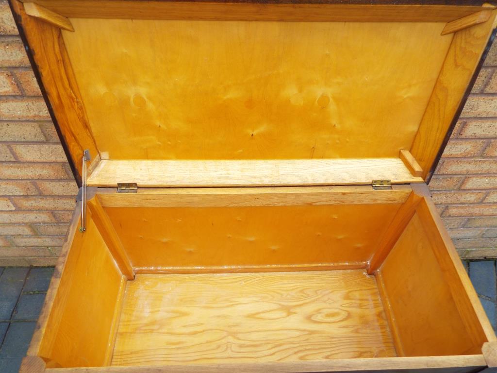 A linen chest with hinge top, - Bild 2 aus 2