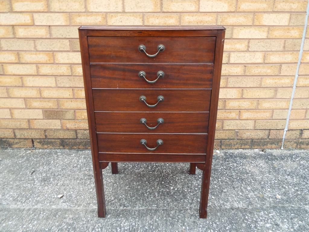 An Edwardian mahogany music cabinet of rectangular form with five fall front drawers - Bild 2 aus 2