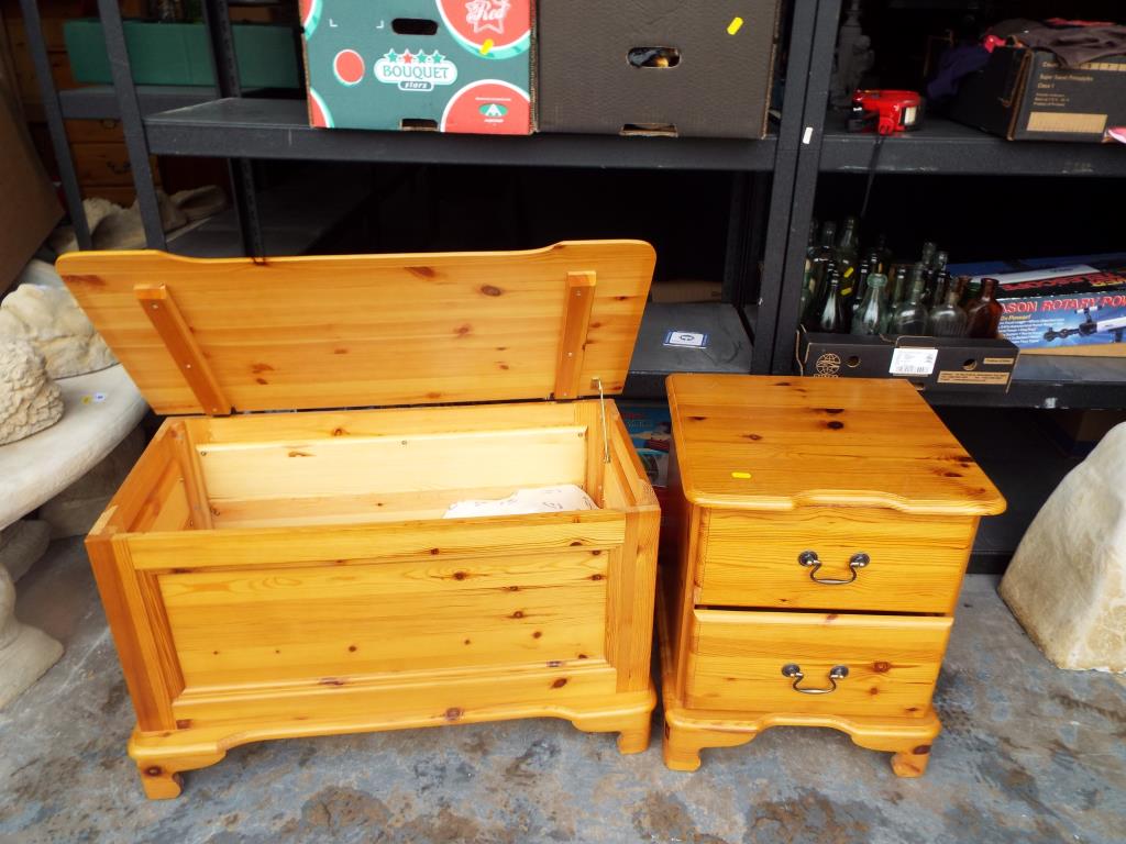 A pine linen chest, 50cm x 85cm x 43cm with matching bedside cabinet, - Bild 2 aus 2