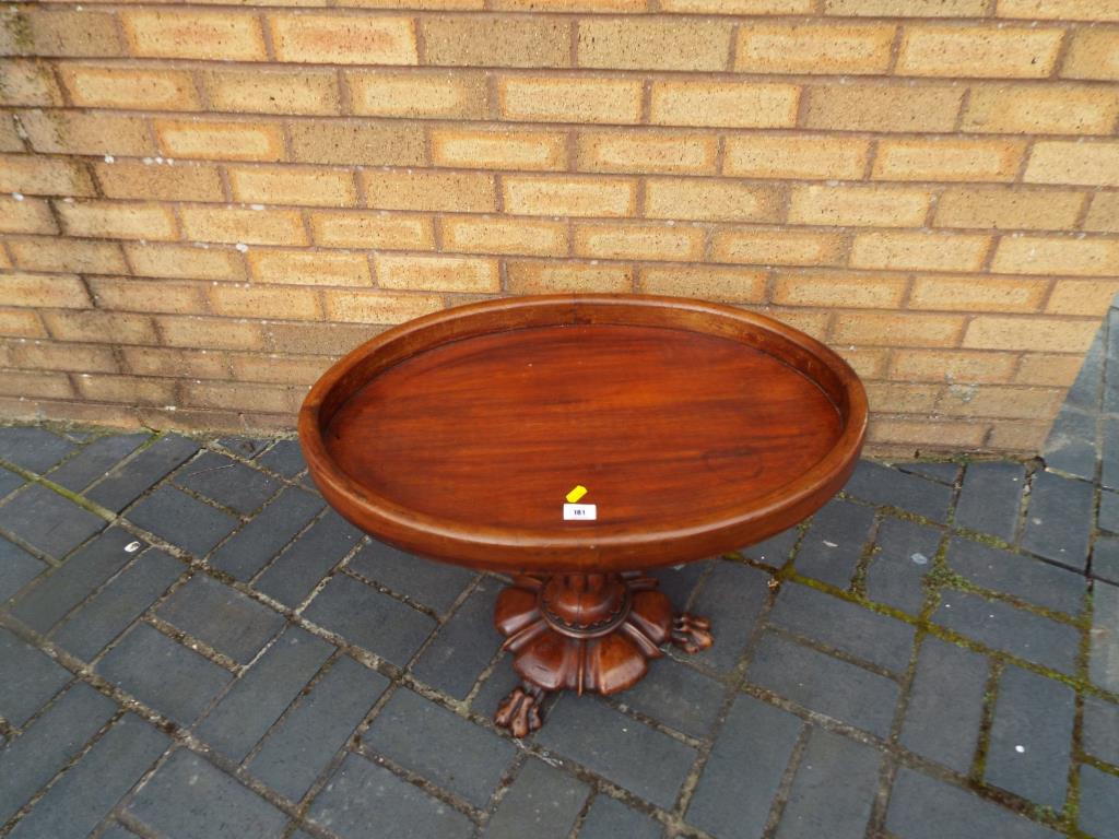 A mahogany, oval pedestal table on turned support terminating in claw feet. - Bild 2 aus 2