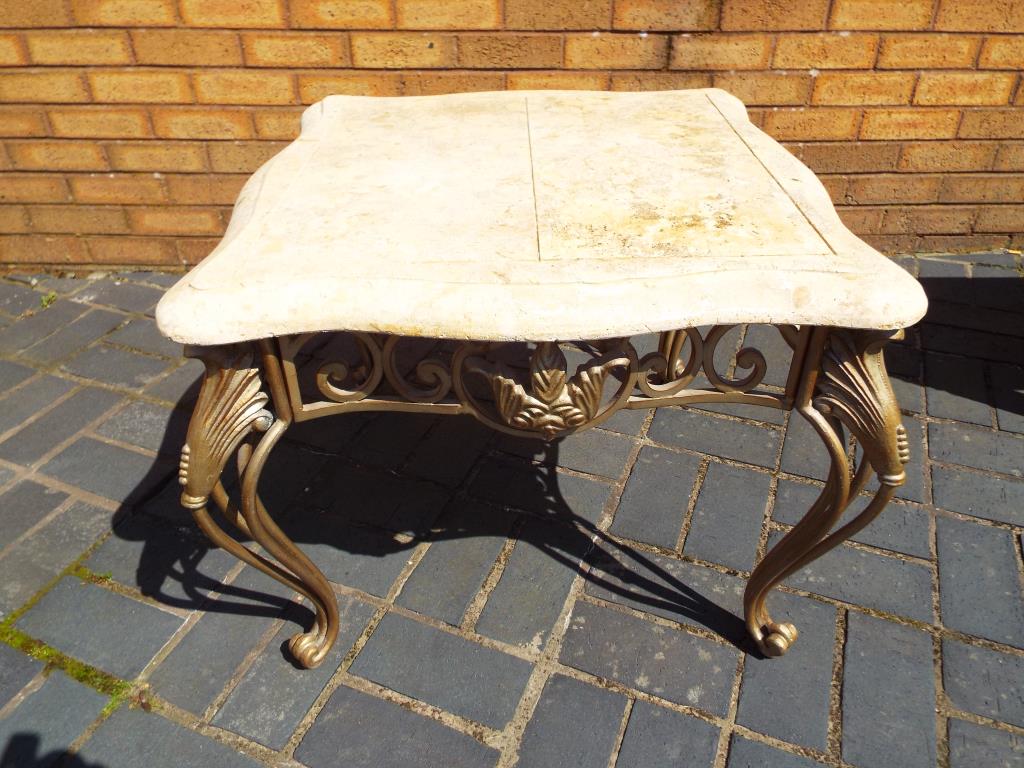 A faux marble topped side table on ornate pierced supports, - Bild 2 aus 2