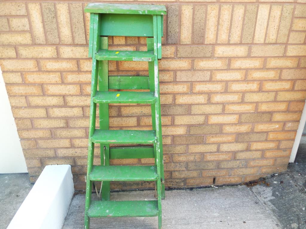A wooden stepladder, painted green, - Bild 2 aus 2