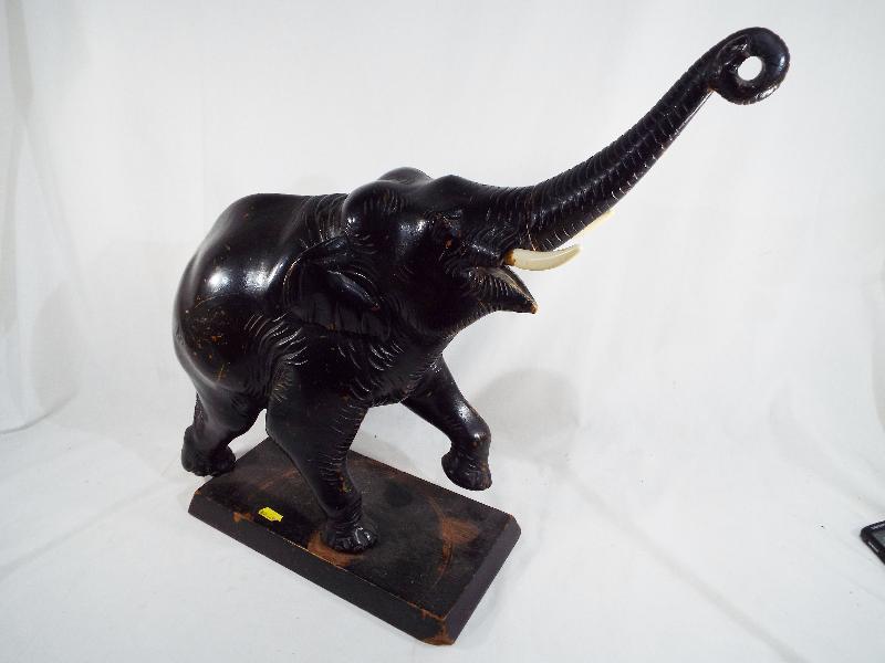 A large carved depiction of an elephant with trunk in salute, - Bild 3 aus 4