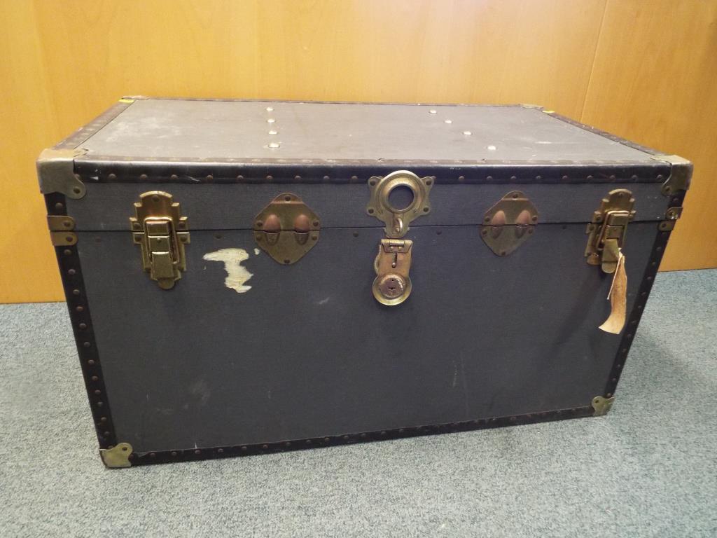 A vintage shipping trunk, - Bild 3 aus 3