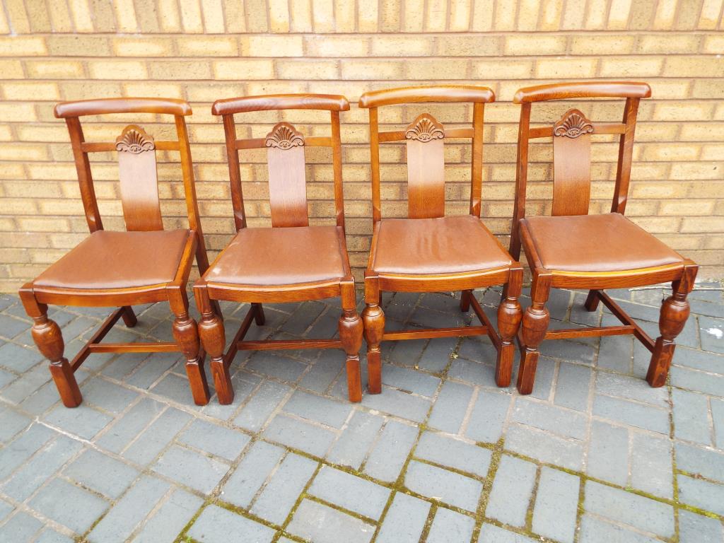 A set of four oak dining chairs with drop in seats (4) - Bild 2 aus 2
