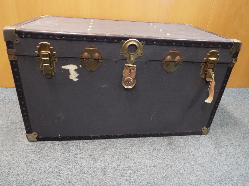A vintage shipping trunk, - Bild 2 aus 3