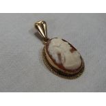 A lady’s hallmarked 9ct gold cameo pendant, approx. weight 1.6 grams. Est £20 - £35.