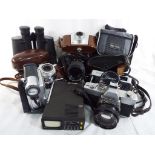 A mixed lot of vintage cameras to include Canon, Minolta and Agfa,