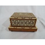 A vintage inlaid cantilever musical cigarette / cheroot box