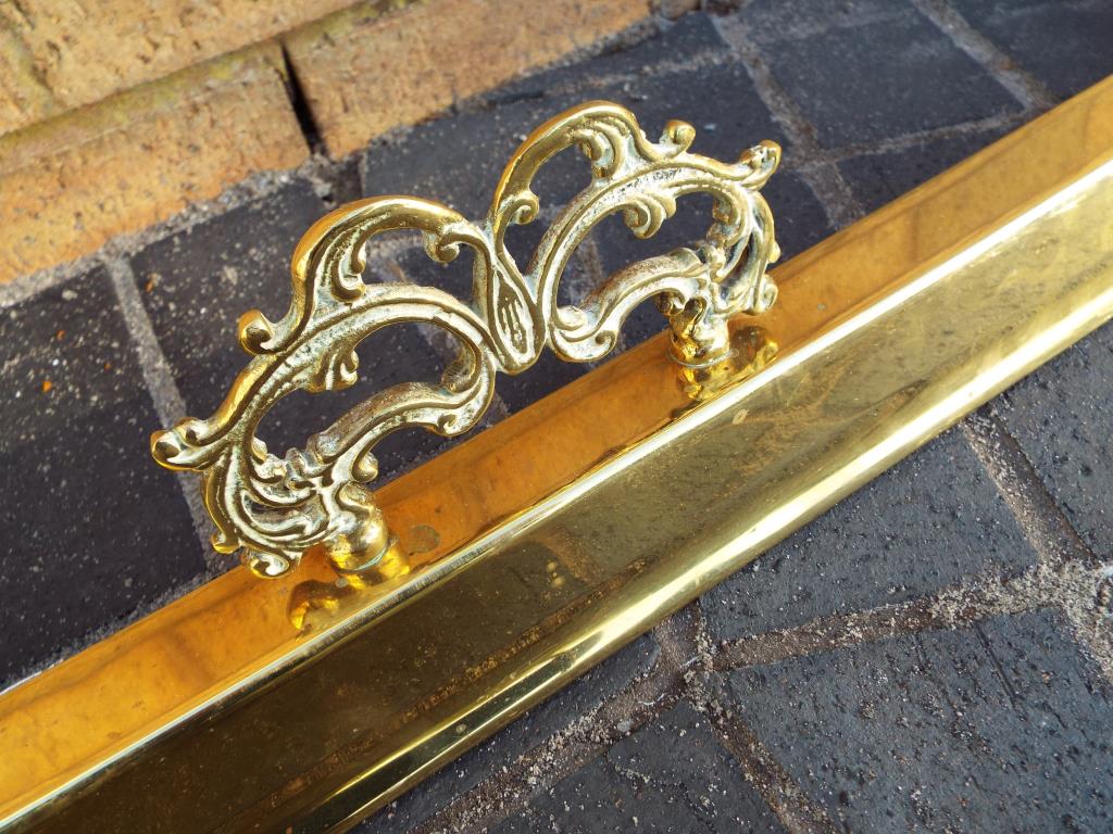 A brass extending hearth fender - Image 2 of 2