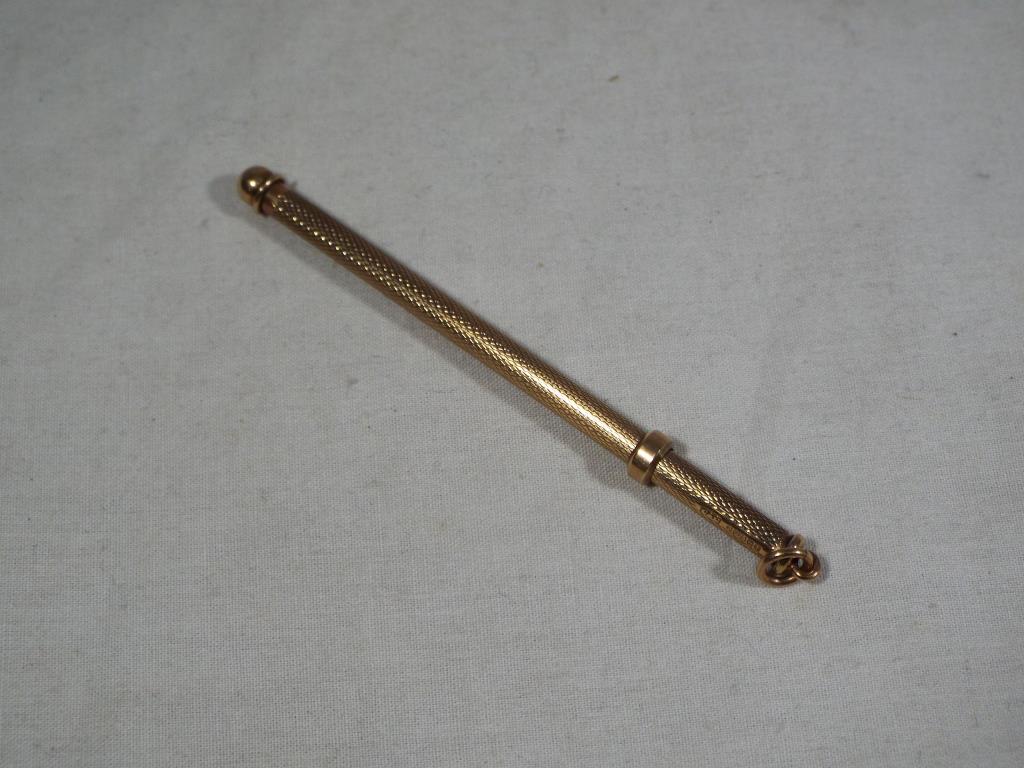 A hallmarked 9 ct gold swizzle stick - Image 2 of 2