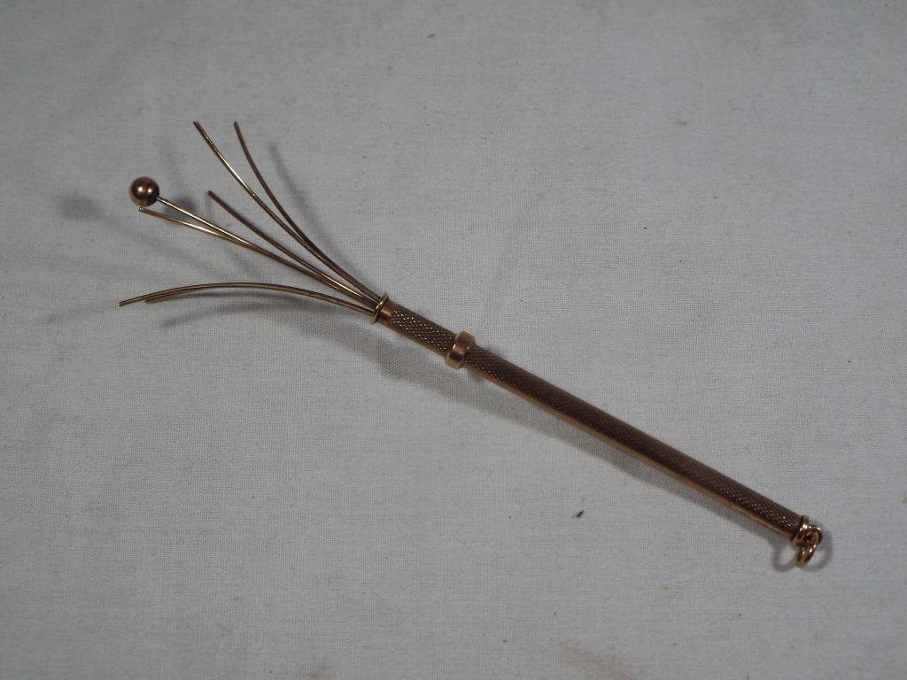 A hallmarked 9 ct gold swizzle stick