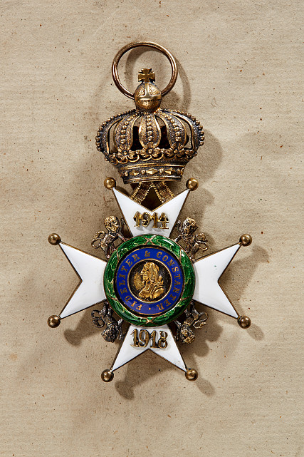 Knight's 1st Class Breast Badge with 1914/1918 Application. Silver-gilt enameled badge shows light