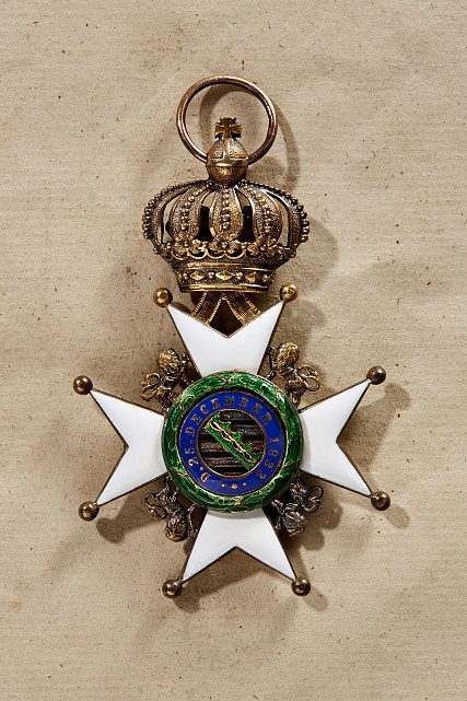 Knight's 1st Class Breast Badge with 1914/1918 Application. Silver-gilt enameled badge shows light - Image 2 of 2