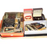 Tray lot of collectables, razors, pen knives,