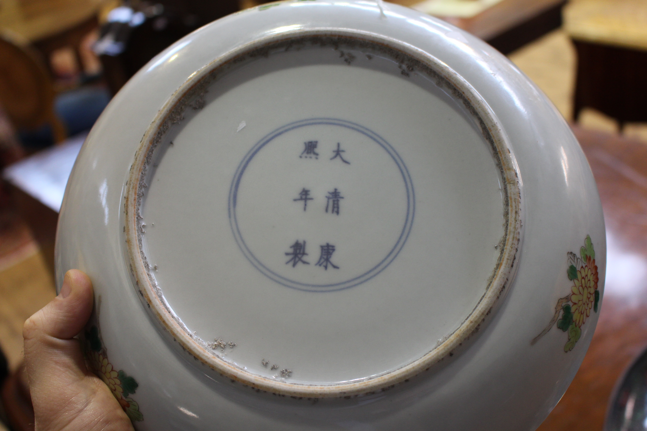 A CHINESE FAMILLE VERTE DISH, enamel painted with soldiers and a horse, six character mark. - Image 3 of 5