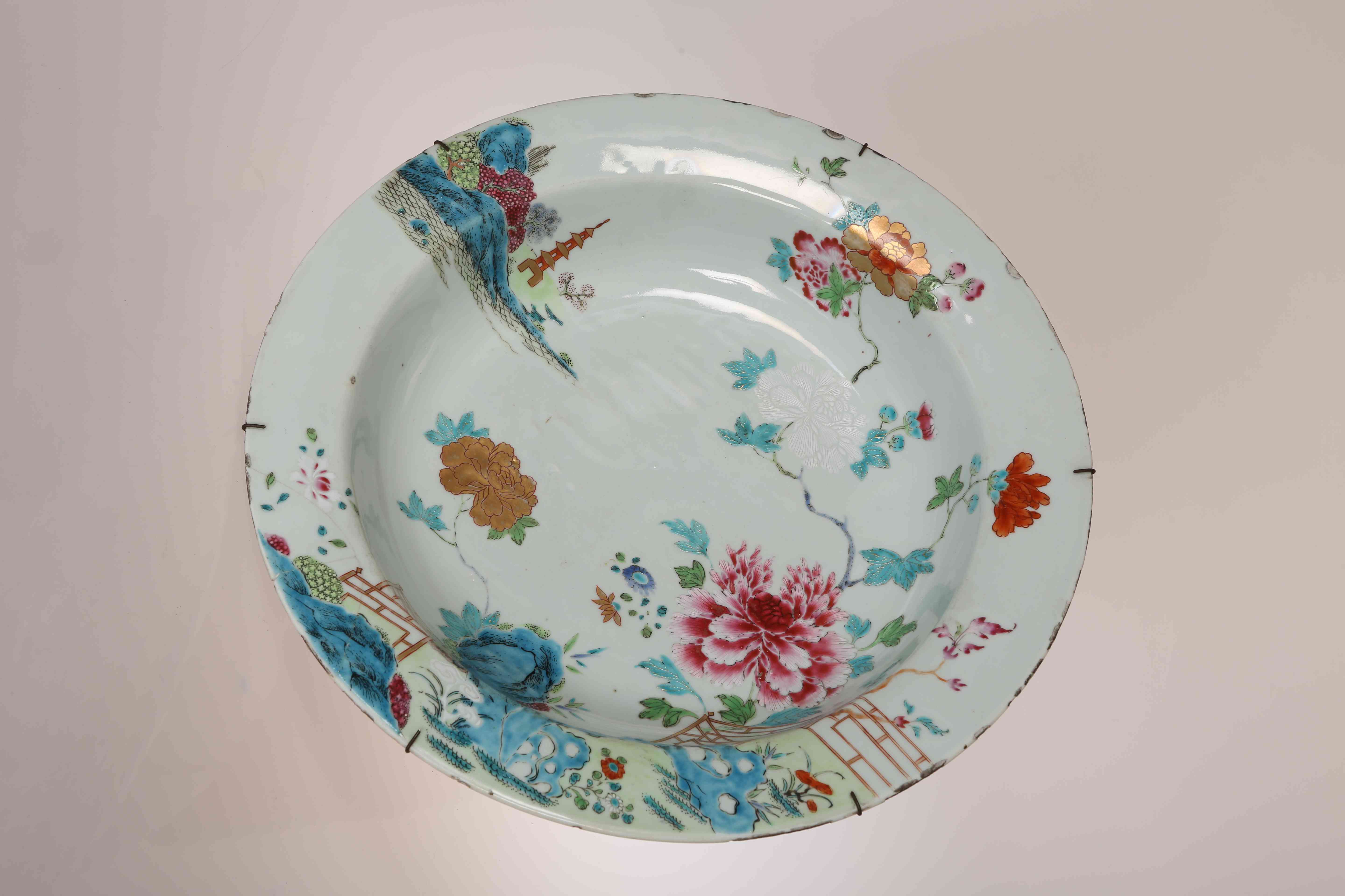 A CHINESE 18TH CENTURY FAMILLE ROSE BASIN,