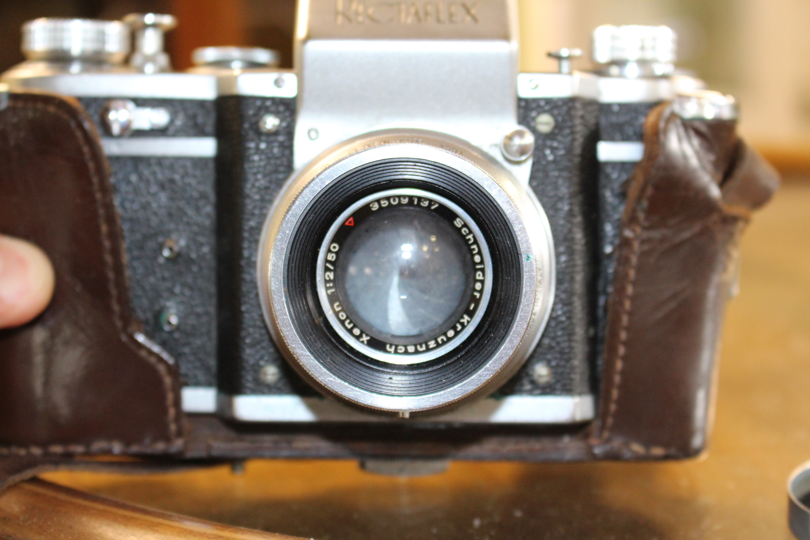 A RECTAFLEX CAMERA, no. 29900, with Schneider-Kreuznach Xenon lens, no. 3509137. - Image 4 of 4