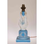 A CONTINENTAL 19TH CENTURY PORCELAIN FIGURAL TABLE LAMP, with underglaze blue crossed swords mark.