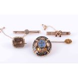 A COLLECTION OF VICTORIAN BROOCHES TO INCLUDE AN AGATE AND ENAMEL LOCKET BROOCH,