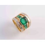 AN EMERALD AND DIAMOND RING,