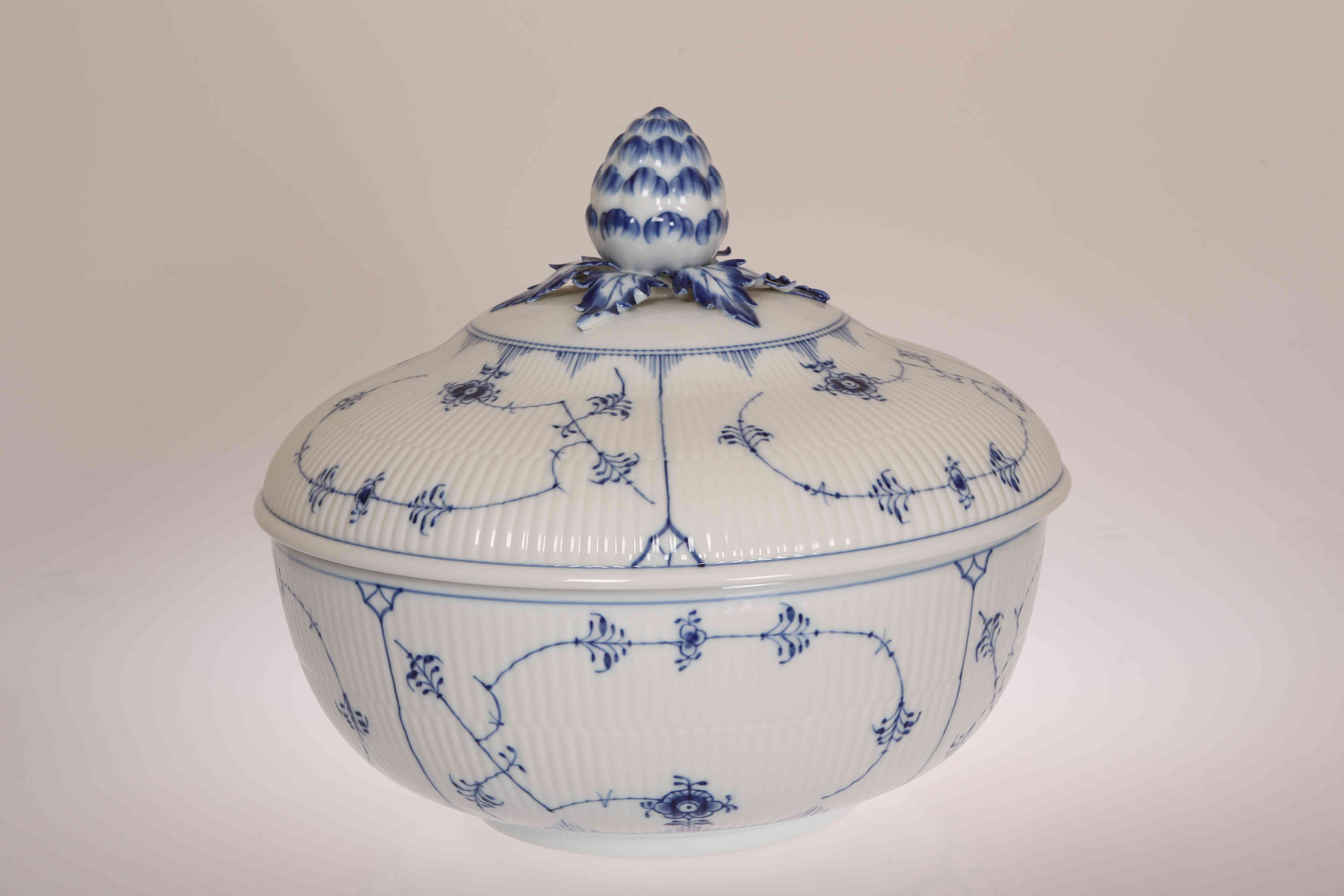 A LARGE ROYAL COPENHAGEN "IMMORTELLE" BLUE AND WHITE LIDDED BOWL, of fluted circular form,