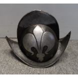 A GERMAN 'BLACK AND WHITE' COMB MORION, EARLY 17TH CENTURY with rounded two-piece crown joined along