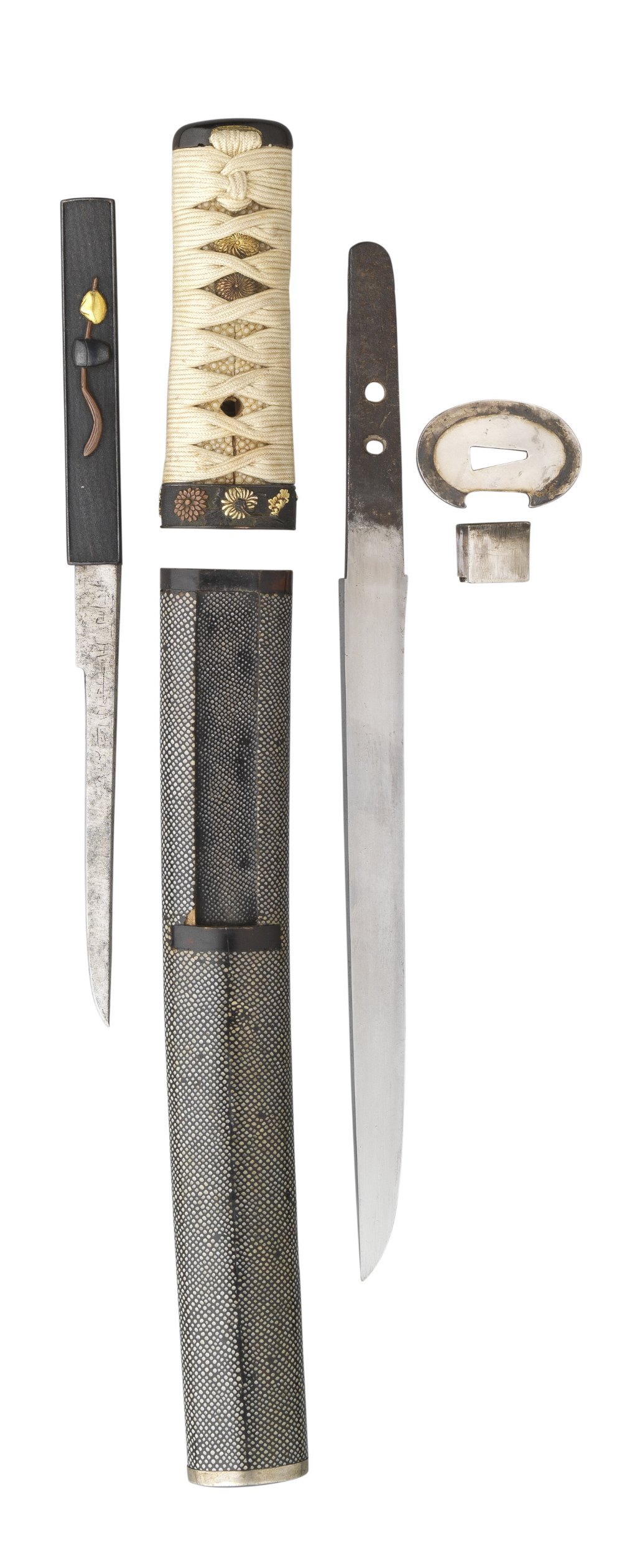‡A JAPANESE DAGGER (AIKUCHI TANTO), EDO PERIOD with single-edged blade with traces of hamon, tang