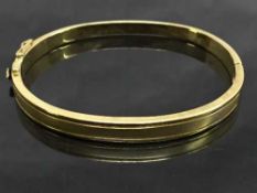 An 18ct gold shaped bangle, diameter 6 cm x 5 cm, 27.5g.