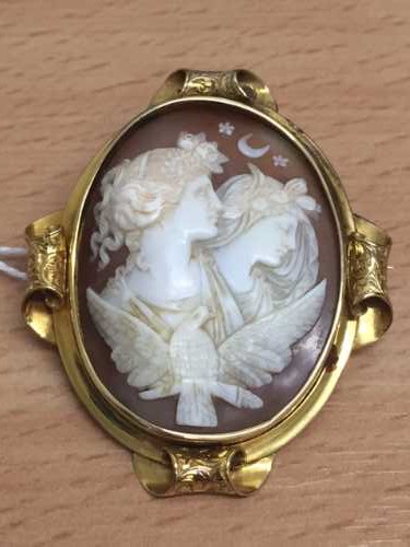 A fine late Victorian yellow gold cameo brooch depicting angels by a dove. - Image 2 of 3