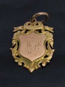 A 9ct gold fob with inscriptions dating 1904, 13.5g.