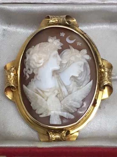 A fine late Victorian yellow gold cameo brooch depicting angels by a dove. - Image 3 of 3