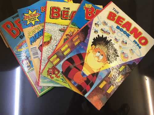 A box of assorted late 20th century Beano and Dandy annuals,