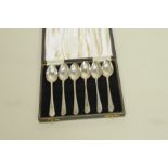 Matched set of six Walker & Hall silver teaspoons with golf motifs to handles, Sheffield,