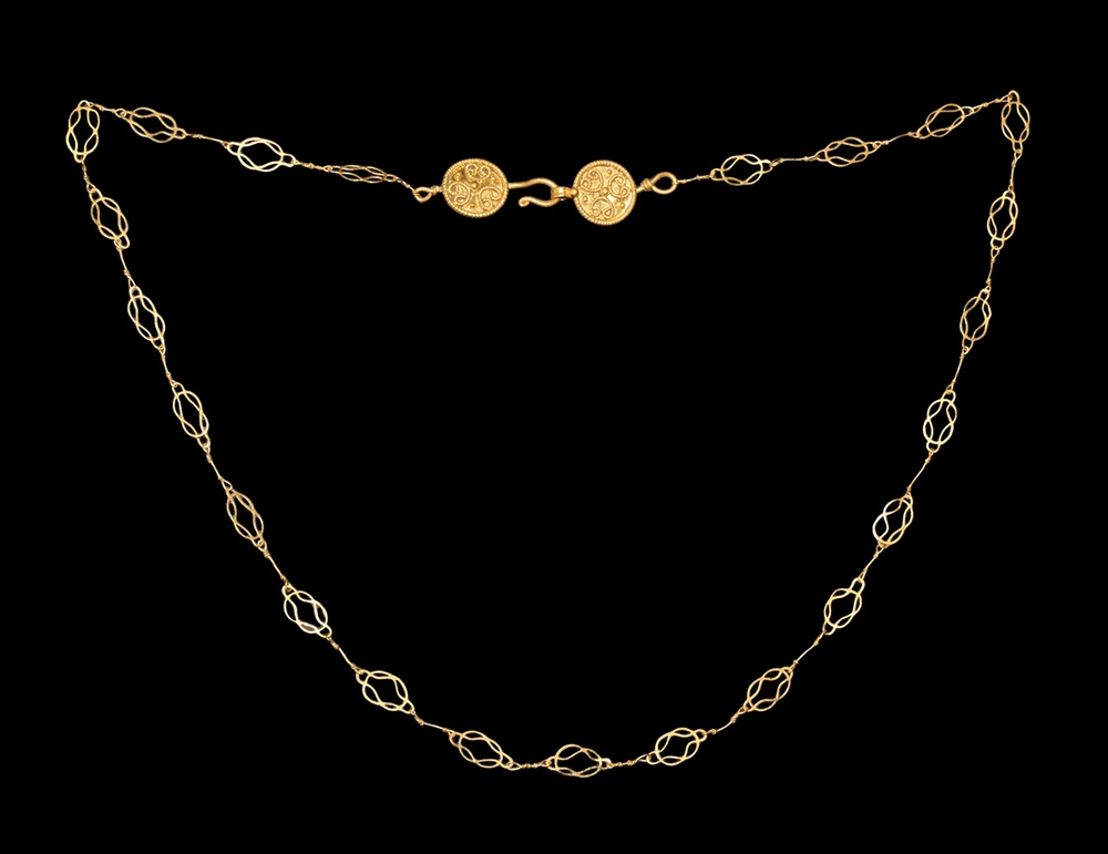 Roman Gold Chain with Figure-of-Eight Links - Image 2 of 2